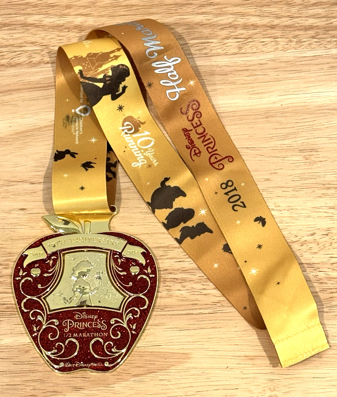 Disney runDisney 2018 Princess Half Marathon 10th Anniv Snow White Apple Medal