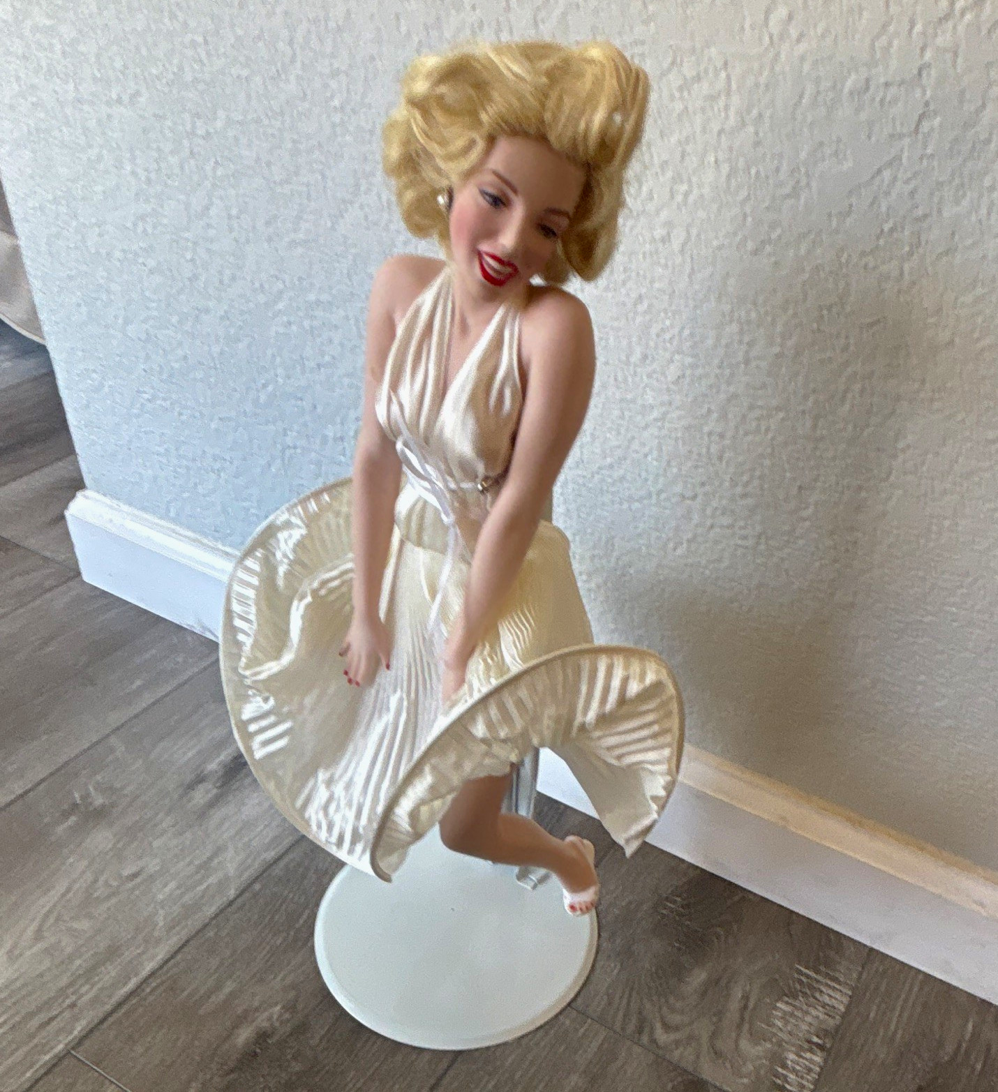 RARE Marilyn Monroe White Dress Resin Figurine on Stand, 7 year itch