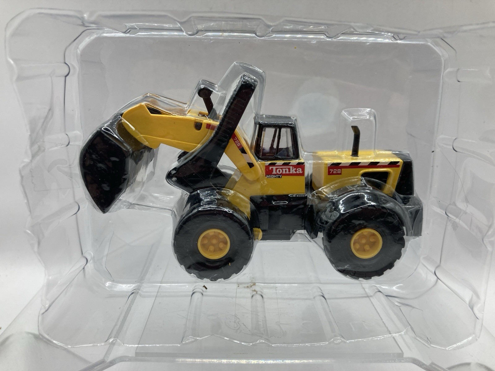 NOS Vintage 2001 Hasbro Tonka Mighty 728 Yellow & Black Front End Loader Dozer