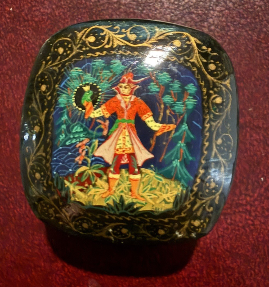 Vtg Russian Artist Signed Hand Painted Lacquer Box Fairytale Scene 2x2x1..25