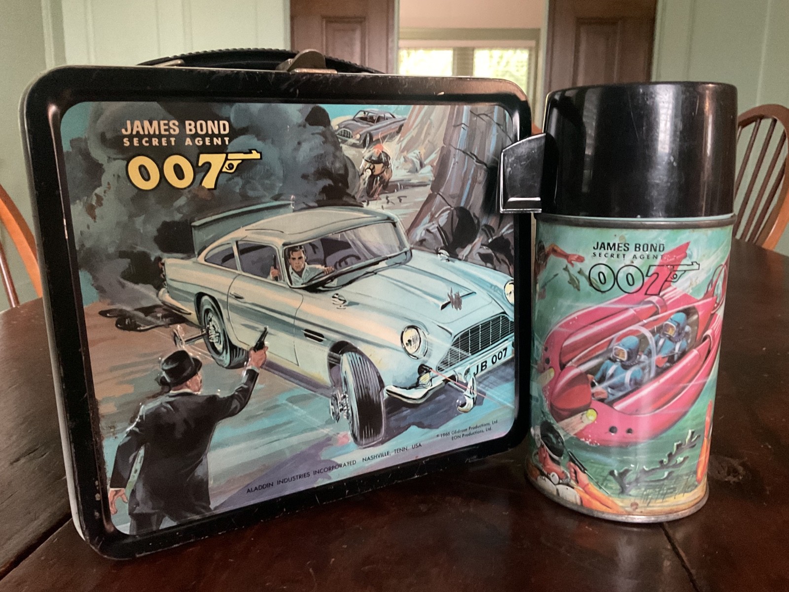 VINTAGE JAMES BOND LUNCHBOX AND THERMOS