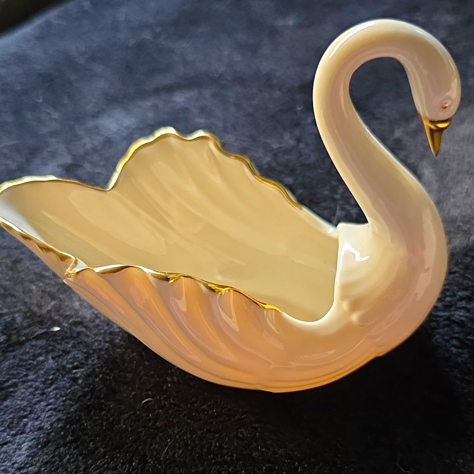 vintage Lenox Ivory Porcelain Swan Figurine Gold Trim Glossy Finish Trad. 5x4