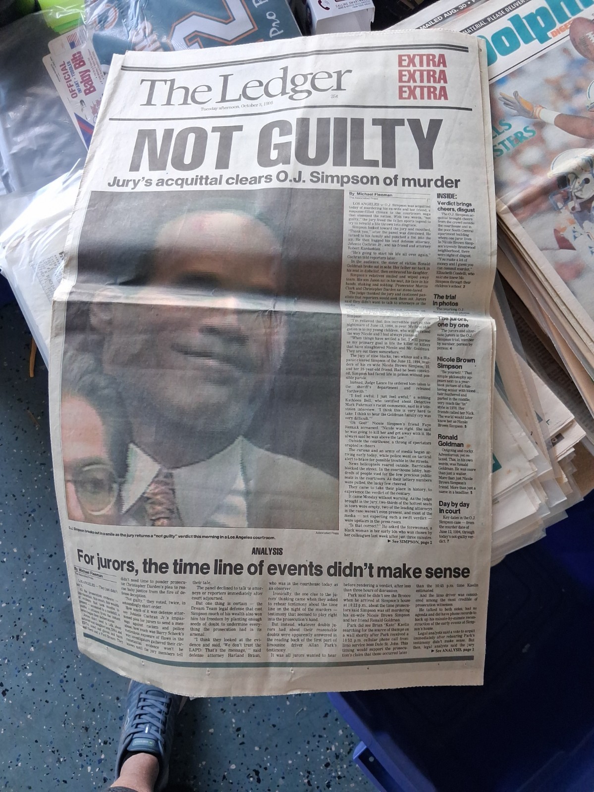 OJ Simpson w/ The Ledger Newspaper News EXTRA  Oct 3 1995 \