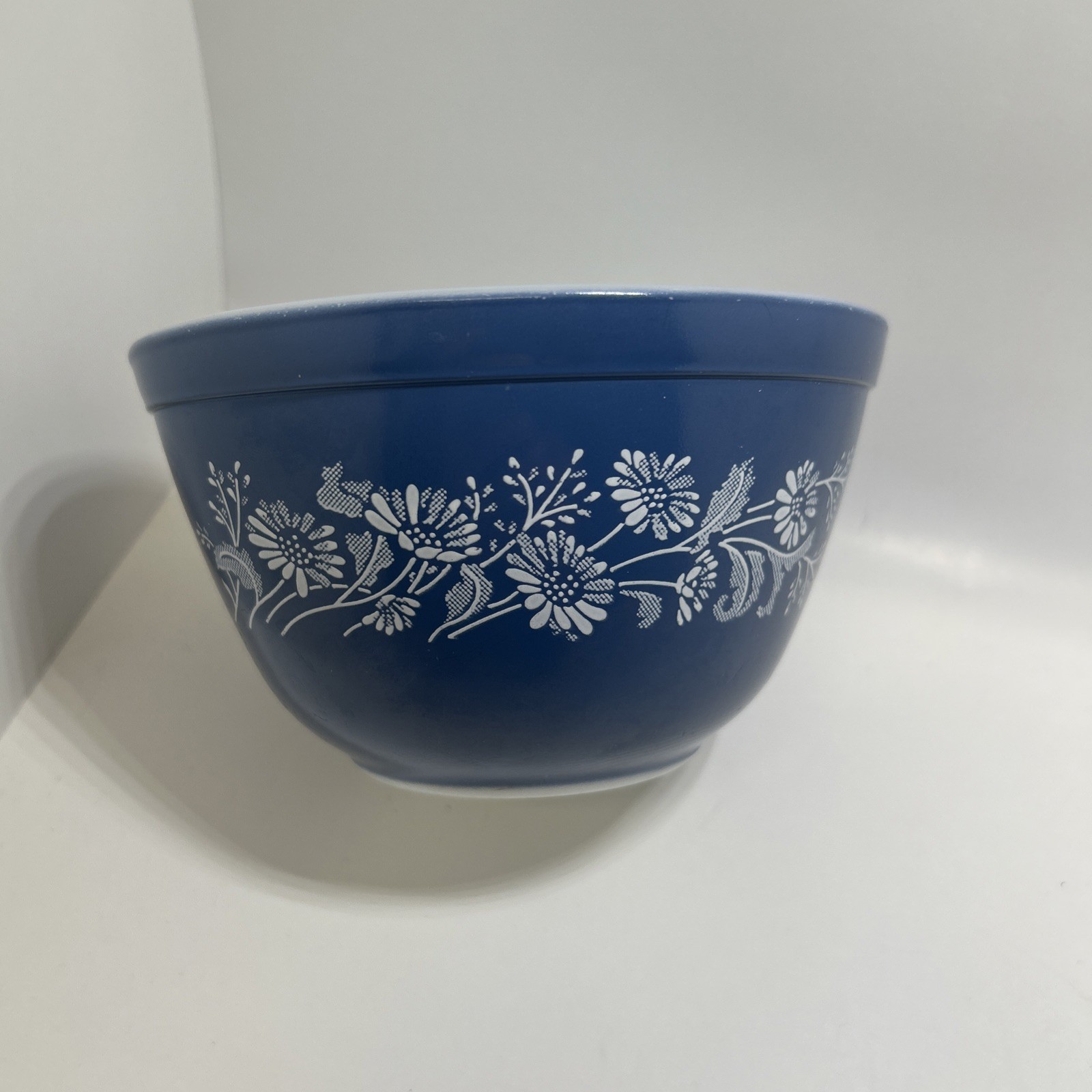 Vintage Pyrex Colonial Mist 401 Mixing Bowl 750ml Navy Blue White Daisy USA