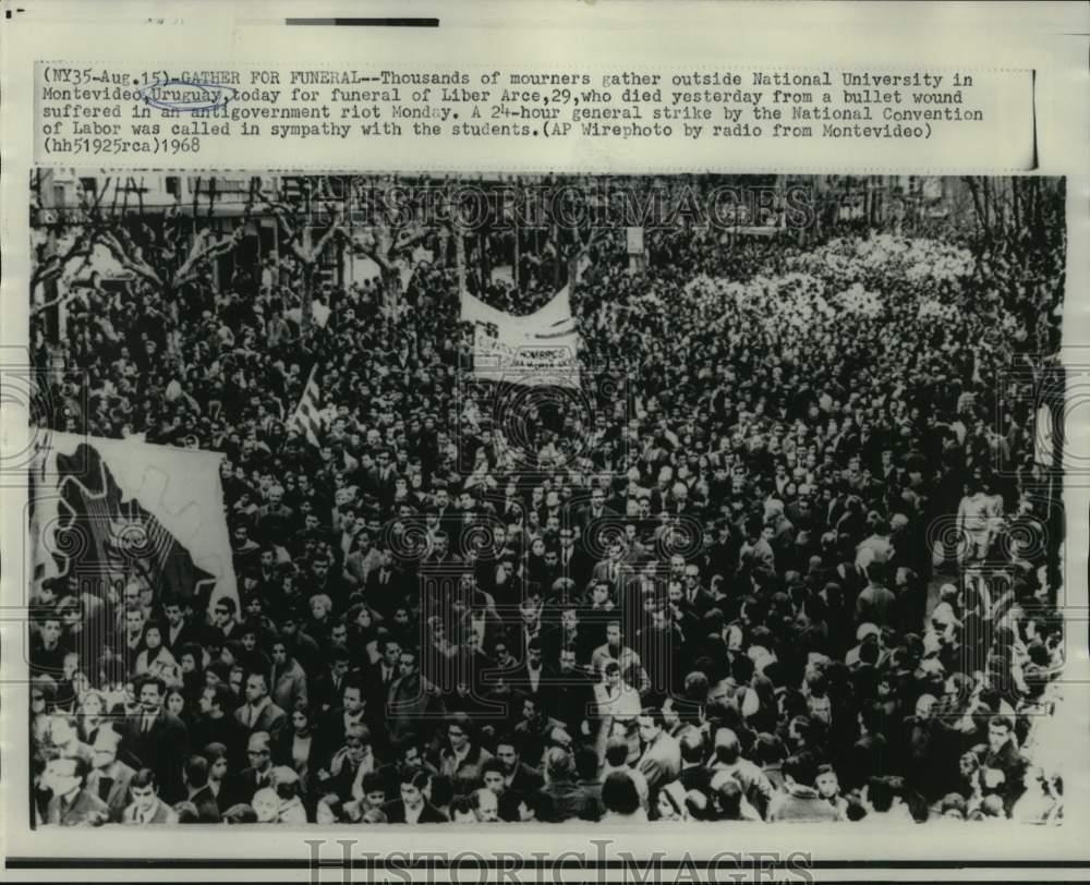 1968 Press Photo Mourners gather at National University in Montevideo, Uruguay