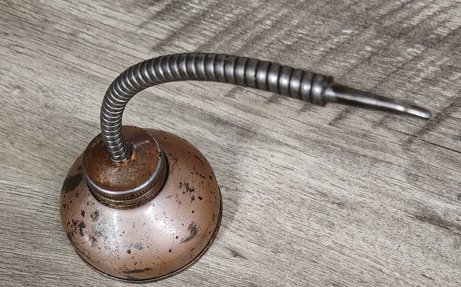 🗽VINTAGE THUMB PUMP OIL CAN COOL PIECE AND IT WORKS