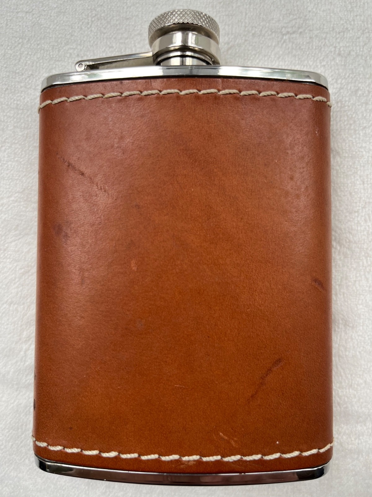 BEAUTIFUL 6OZ. LEATHER BOUND STAINLESS STEEL HIP FLASK / CLASSIC SCREW-DOWN CAP.