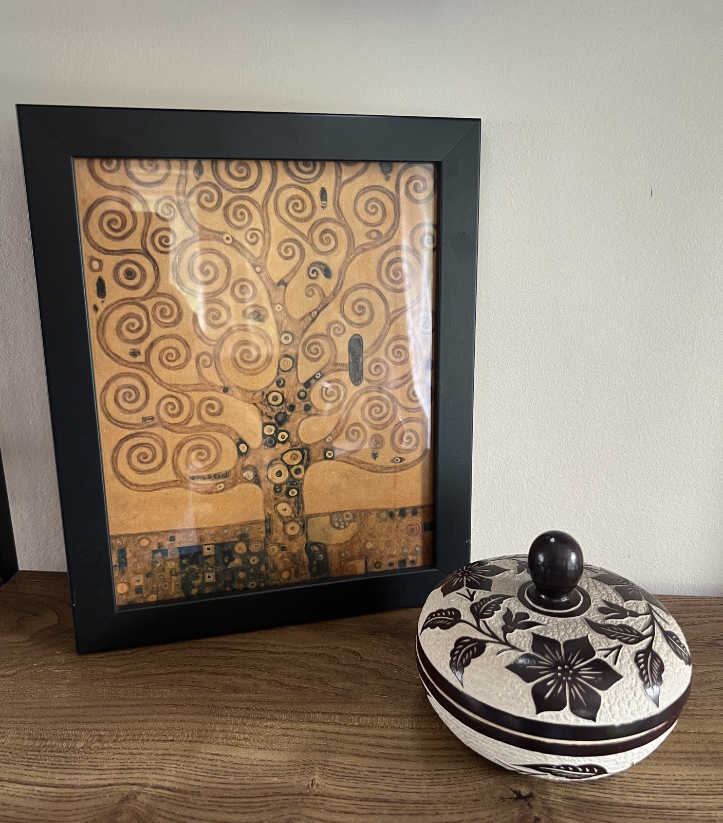 Interesting medium size ceramic pot. 
