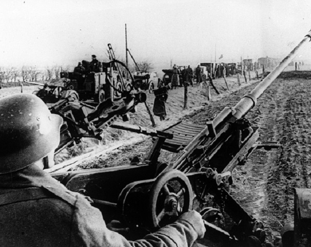 German Soldier operates his Antiaircraft Gun 8\