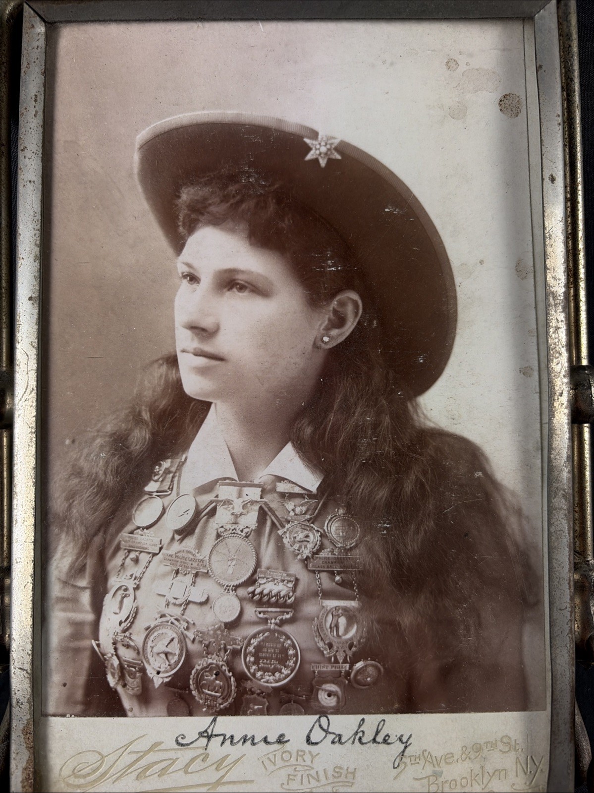 ANNIE OAKLEY SIGNED CABINET CARD WILD WEST SOUVENIR PHOTO by Stacy Brooklyn NY