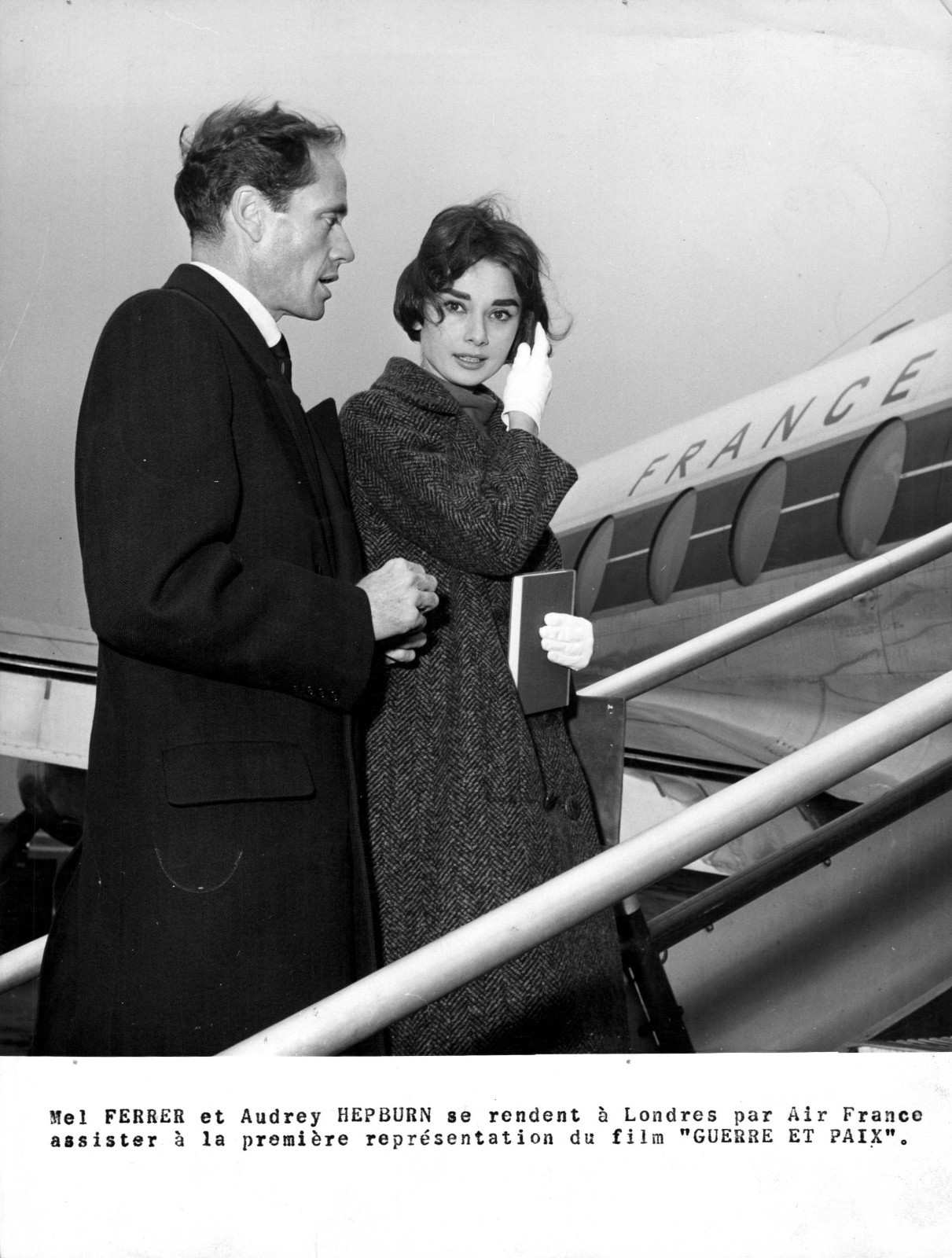 AUDREY HEPBURN + MEL FERRER CANDID LONDON AIRPORT PORTRAIT 1956 ORIG PHOTO MA78