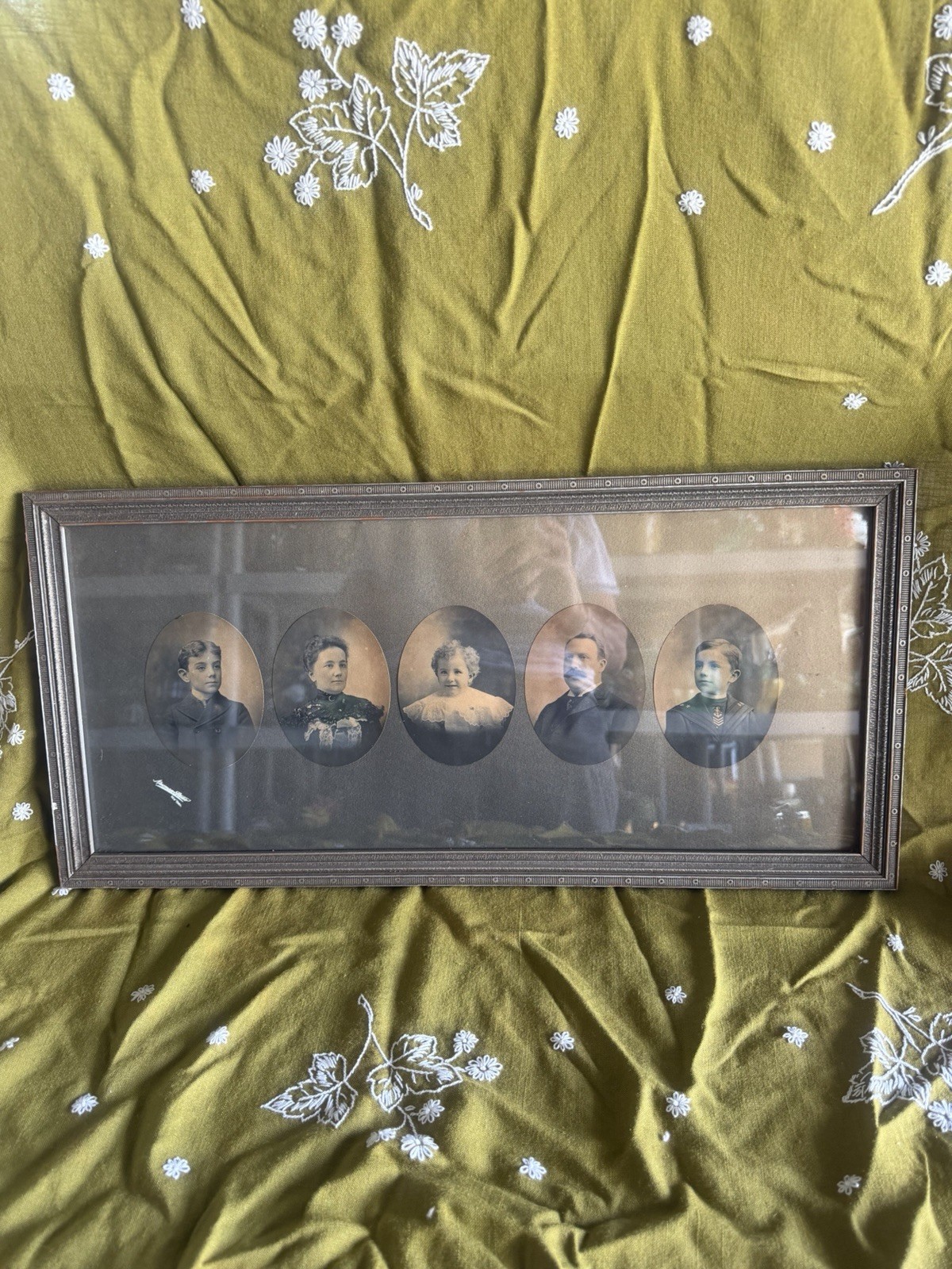 Antq Early 1900s New York Oval 5 Family Photographs In Rectangular Wooden Frame