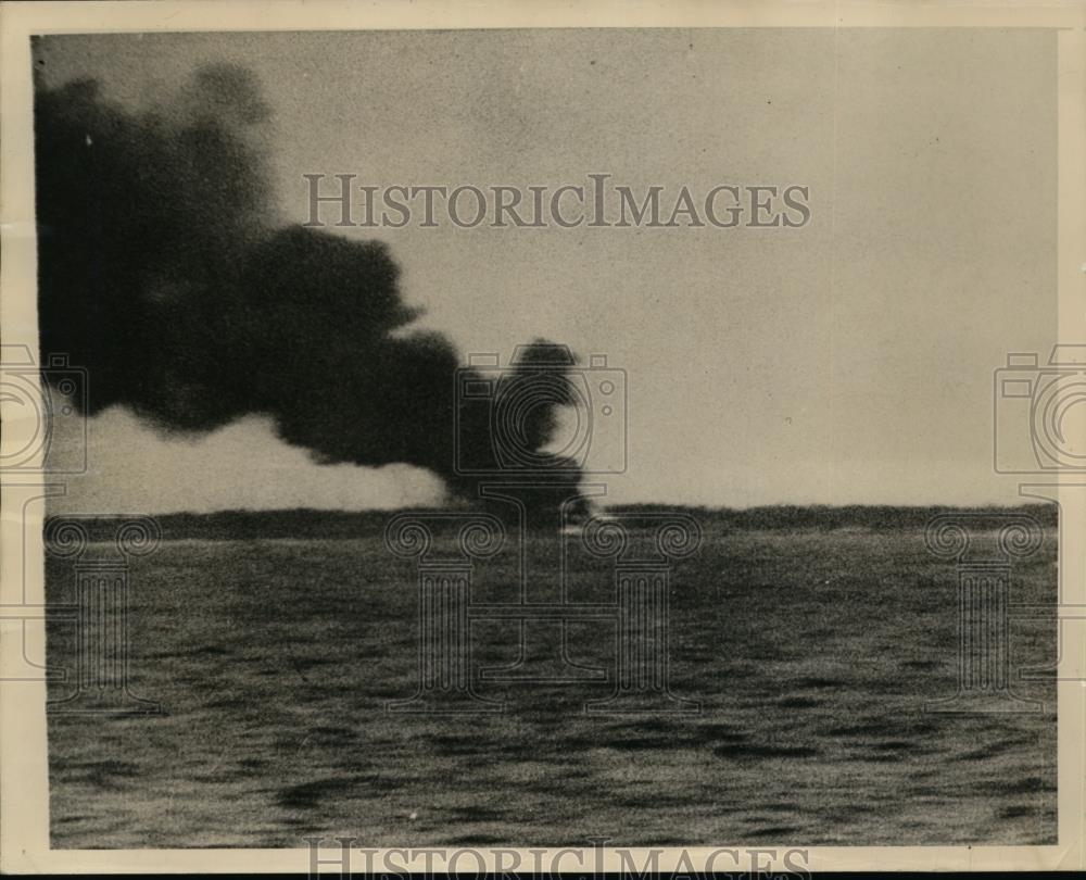 1942 Press Photo Smoke rises from Wotje Atoll in the Marshall Islands
