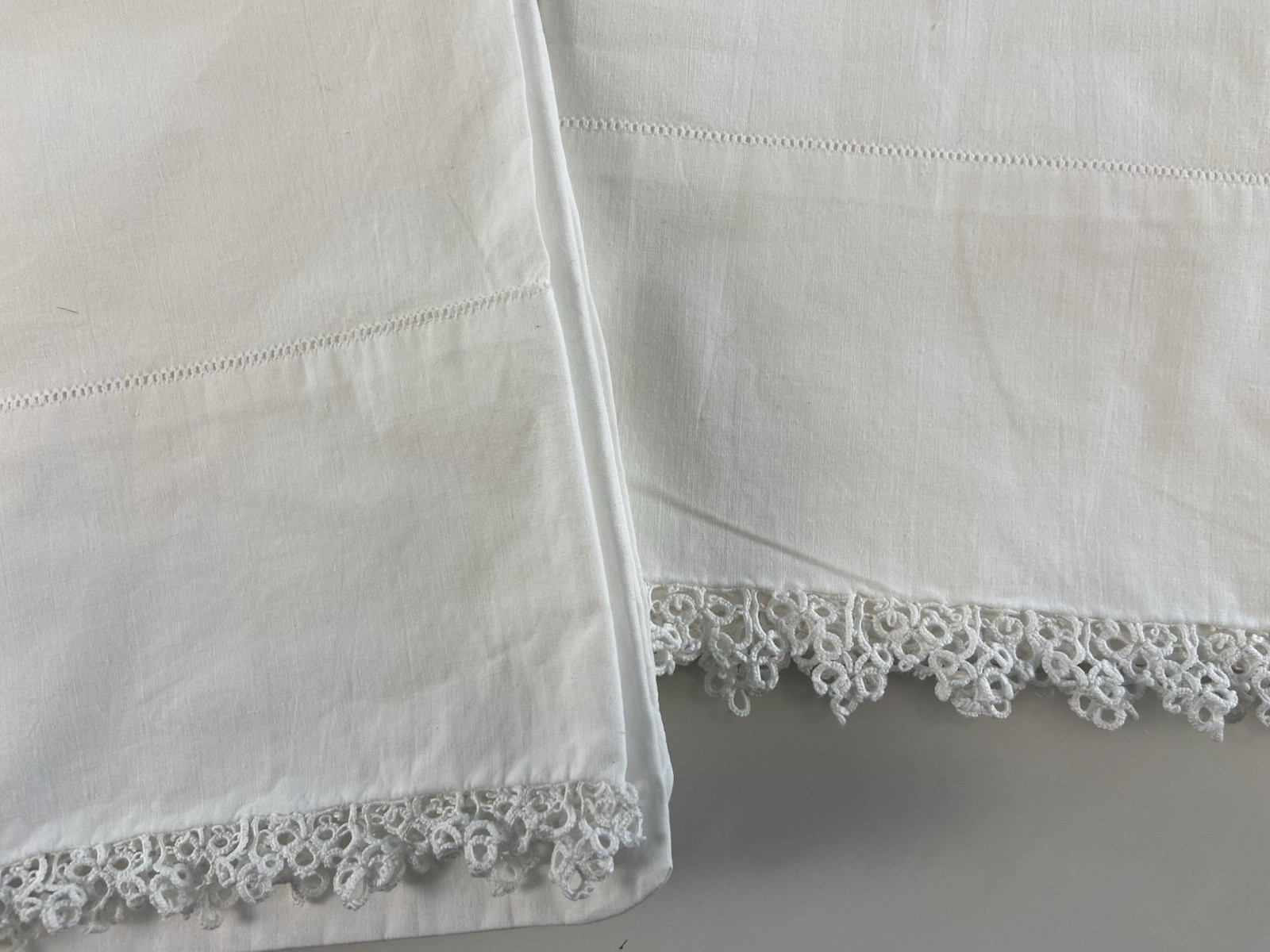 2 VTG MCM White Pequot Pillowcases Crochet Lace Trim Heavy Cotton Muslin 22x32