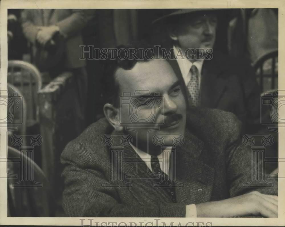 1943 Press Photo Gov. Thomas Dewey Follows World Series Game on Opening Day