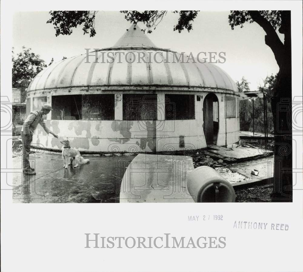 1992 Press Photo Todd Millions and his dog Loki at Dymaxion House - lra64562