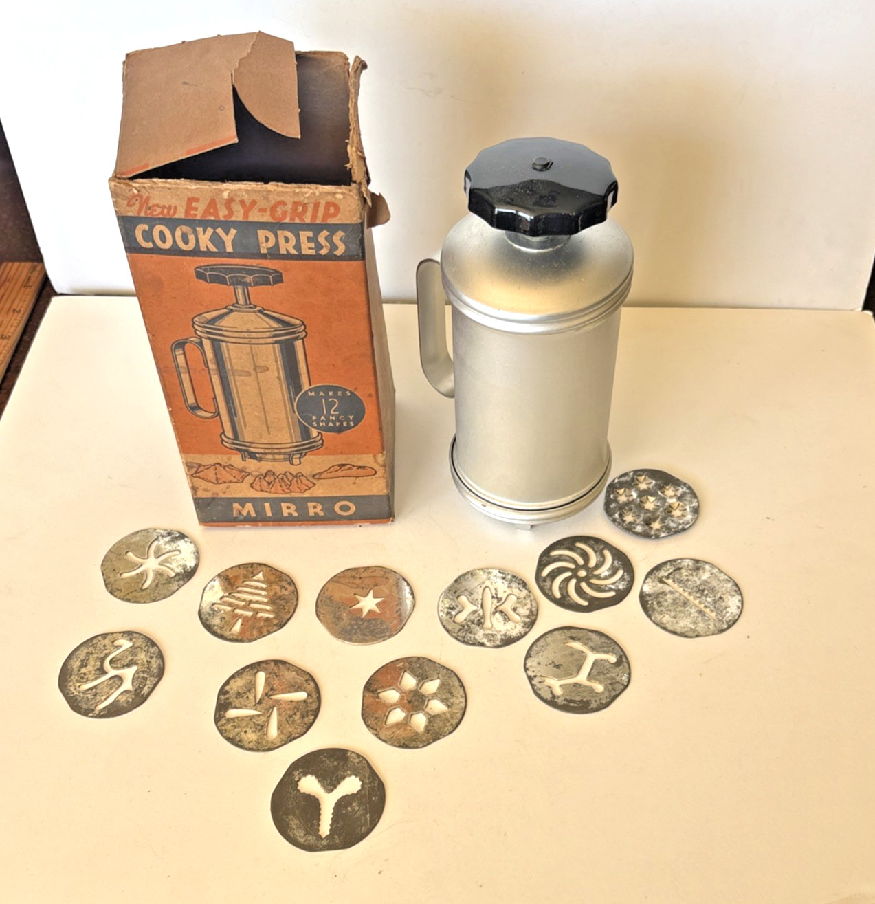 Vintage 1950s Mirro Easy -Grip Cookie Pastry Press w/ 12 Discs Recipes Complete