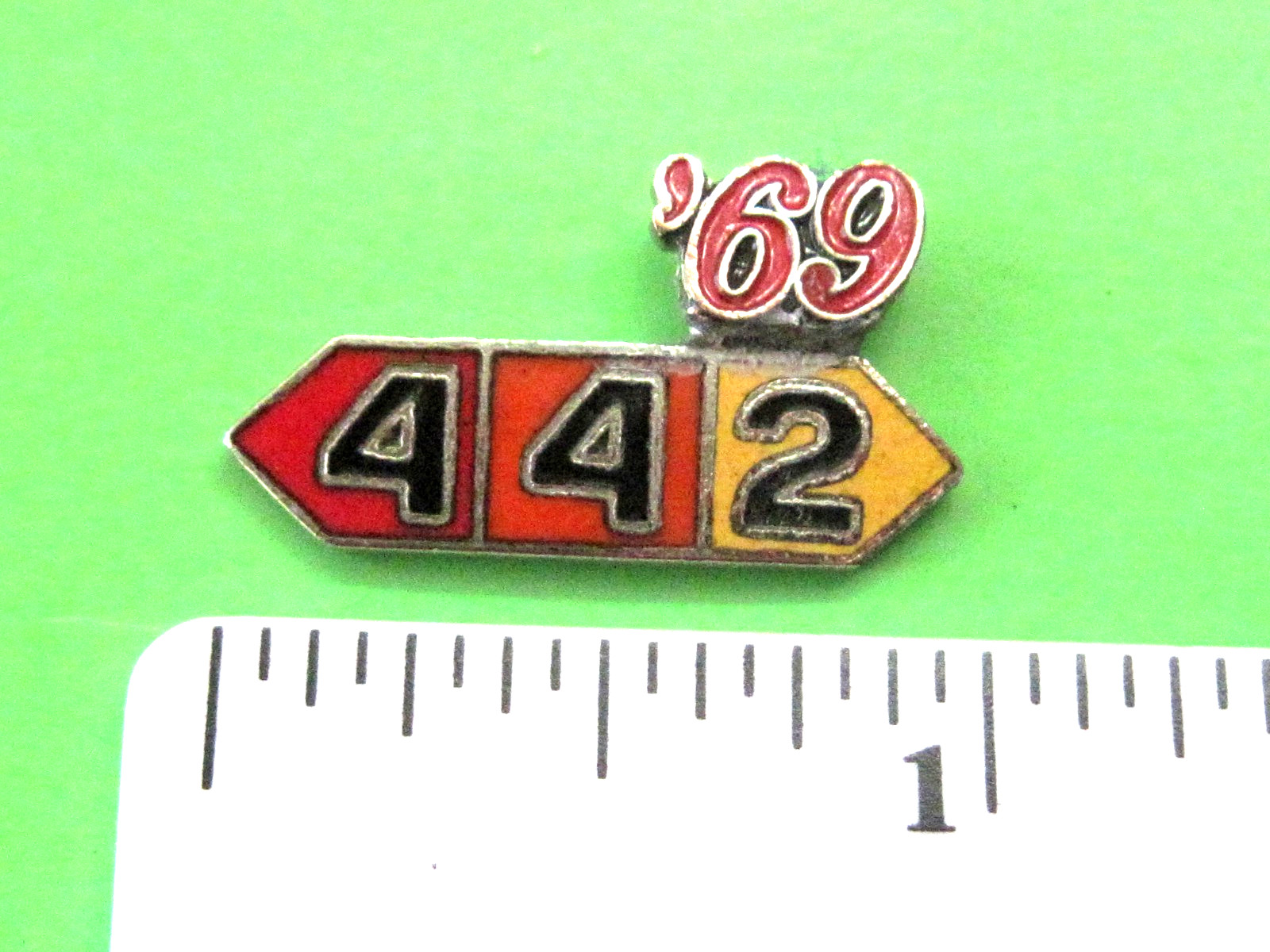 1969  69 ( 442 )  OLDSMOBILE - hat pin , lapel pin , tie tac , hatpin GIFT BOXED