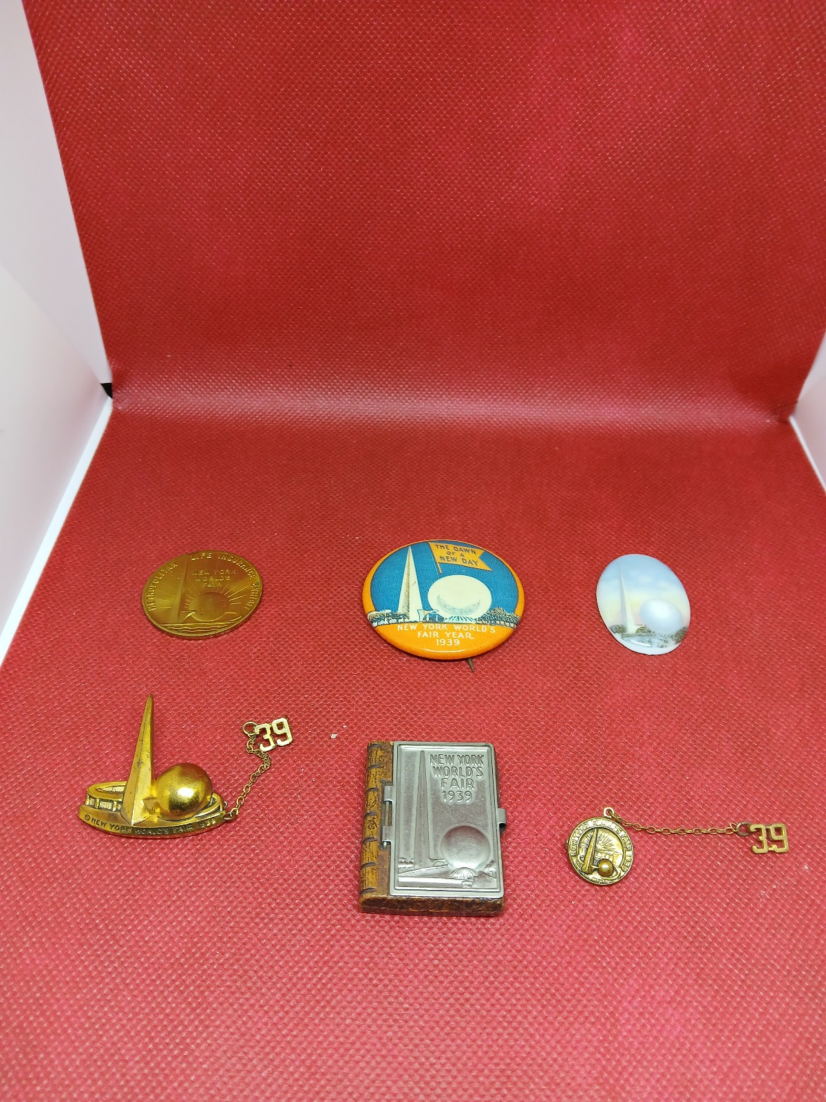 LOT OF 1939/1940 NY WORLD'S FAIR SOUVENIRS