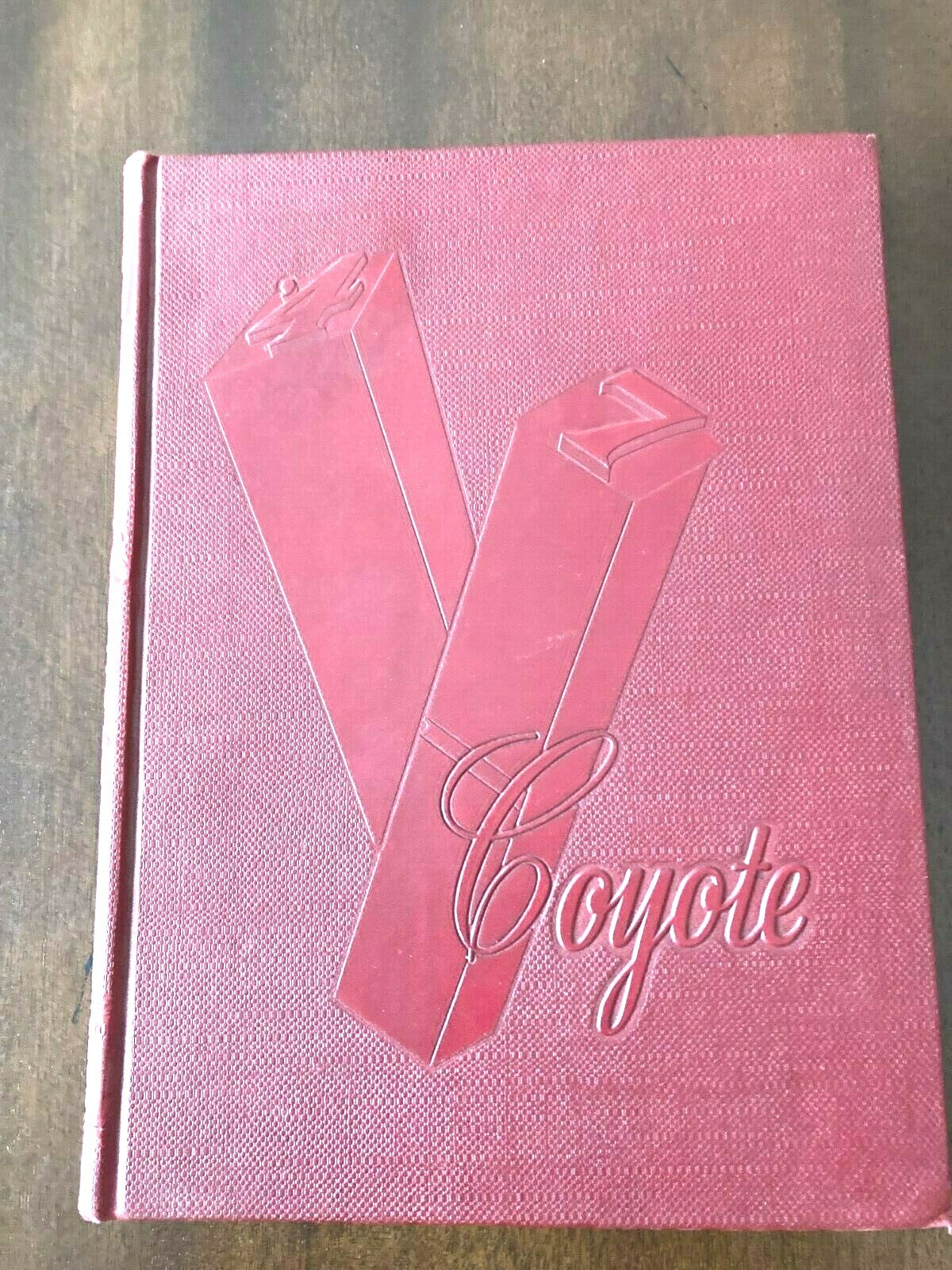 COYOTE~1947~~UNIVERSITY OF SOUTH DAKOTA~~YEARBOOK~~RARE~~#YB-AA COYOTE~1947~~UNIVERSITY OF SOUTH DAKOTA~~YEARBOOK~~RARE~~#YB-AA