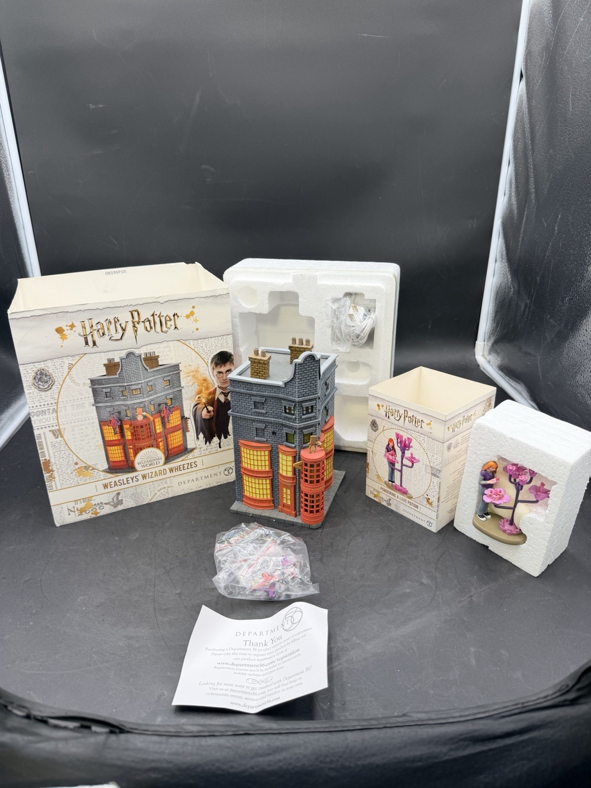 RARE SET Dept. 56 Harry Potter Weasleys\' Wizard Wheezes & Pondering Love Potion RARE SET Dept. 56 Harry Potter Weasleys\' Wizard Wheezes & Pondering Love Potion