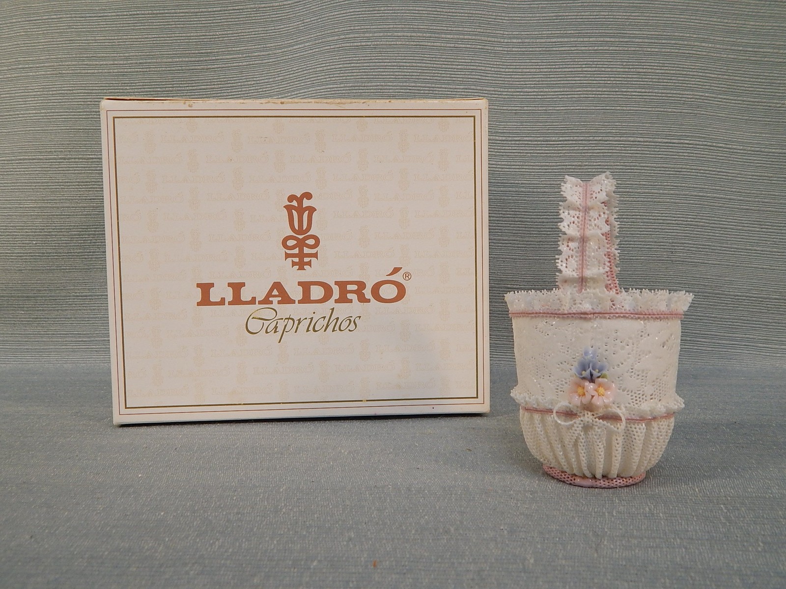 Lladro Caprichos #1557 White with Pink Lace Basket Retired