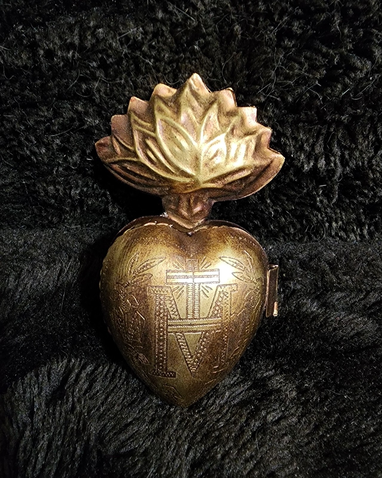 3.25in × 2 in. Sacred Heart Ex Voto Locket Ornament, Antiqued Gold Milagro #5