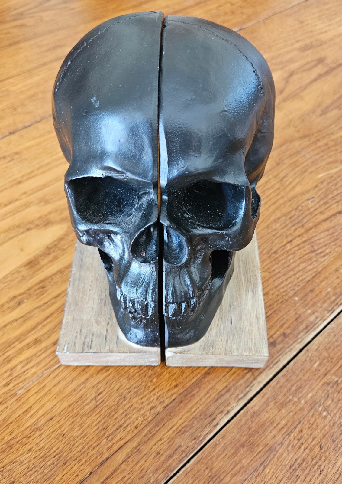 Gothic Black Resin Skull Bookends EUC 6.5 Inches Halloween Spooky