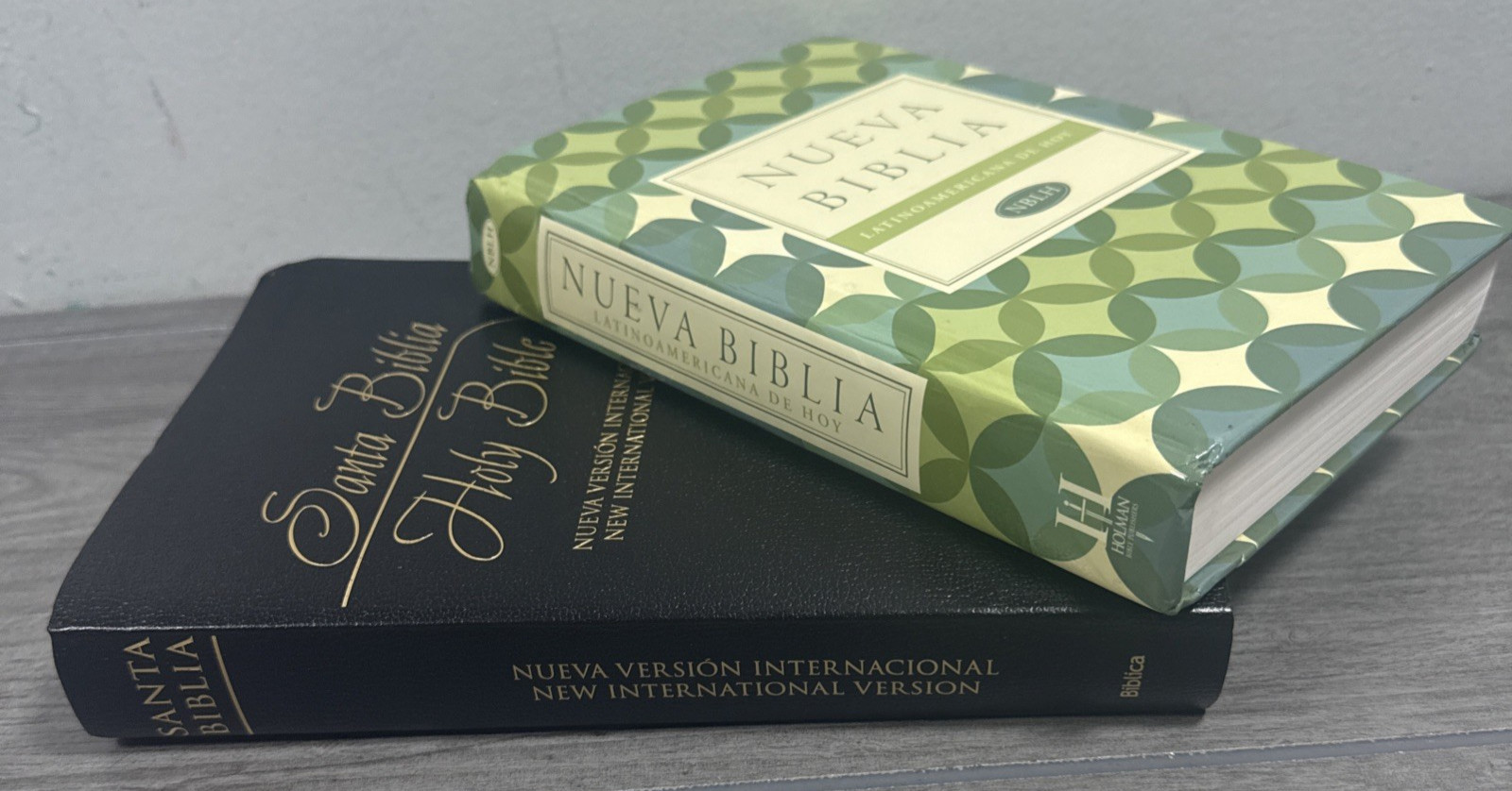 Santa Biblia Holy Bible Nueva Versión Internacional Black Cover LOT Spanish