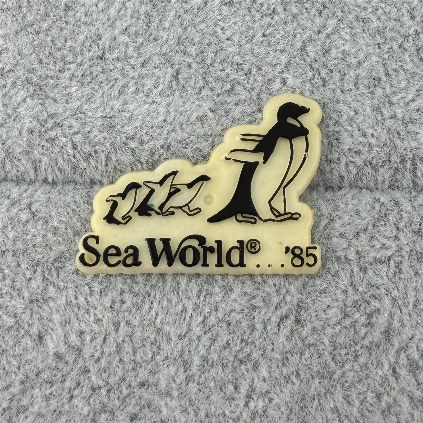 1985 Sea World Penguins Souvenir Plastic Pin Pinback #66759