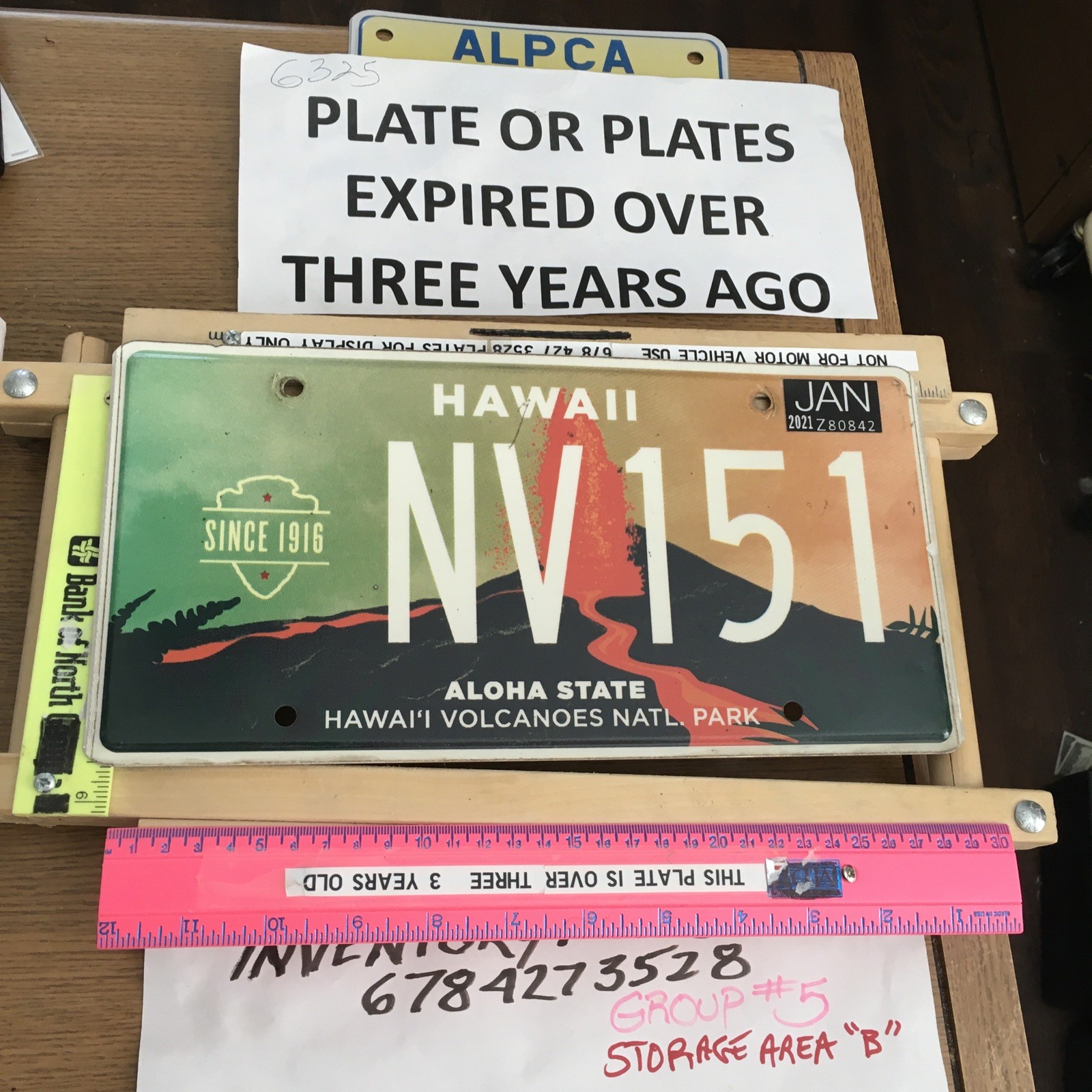 hawaii license plate Volcanoes Nat’l Park, Small Scratch, Reduced Price , Sweet