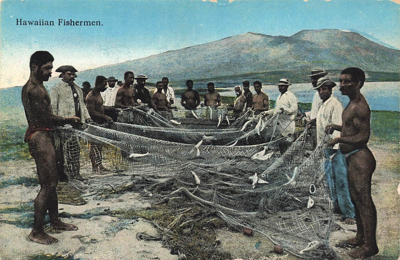 HAWAII POSTCARD: HAWAIIAN FISHERMEN HOLDING NETS, HI