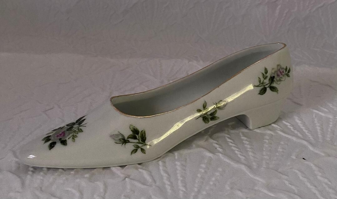 Ceramic Roses Gold Trim Shoe Or Slipper Figurine Trinket Holder Ceramic Roses Gold Trim Shoe Or Slipper Figurine Trinket Holder