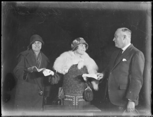 Musician Mrs Stuart Doyle presenting a cheque, NSW, ca. 1925 Old Photo Musician Mrs Stuart Doyle presenting a cheque, NSW, ca. 1925 Old Photo