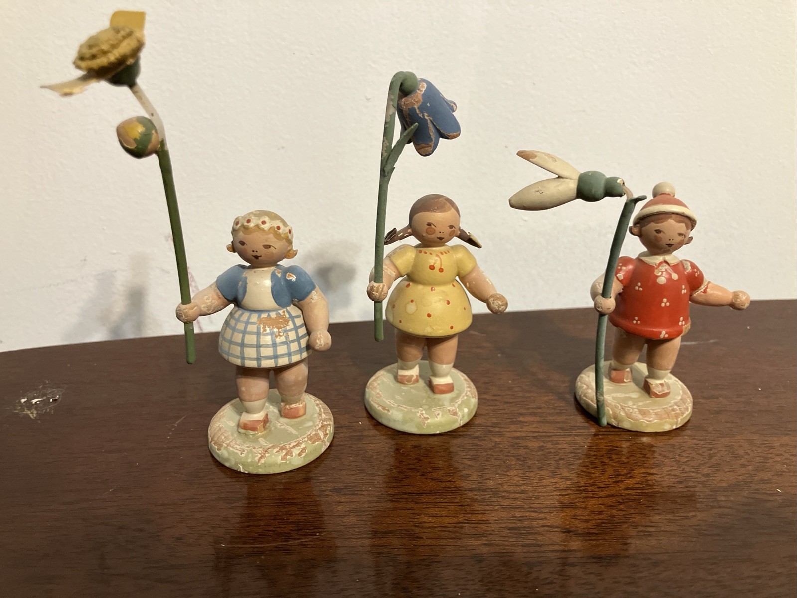Vintage German ERZGEBIRGE Klemm & Ellman?   Miniature Wood Girls W Flower