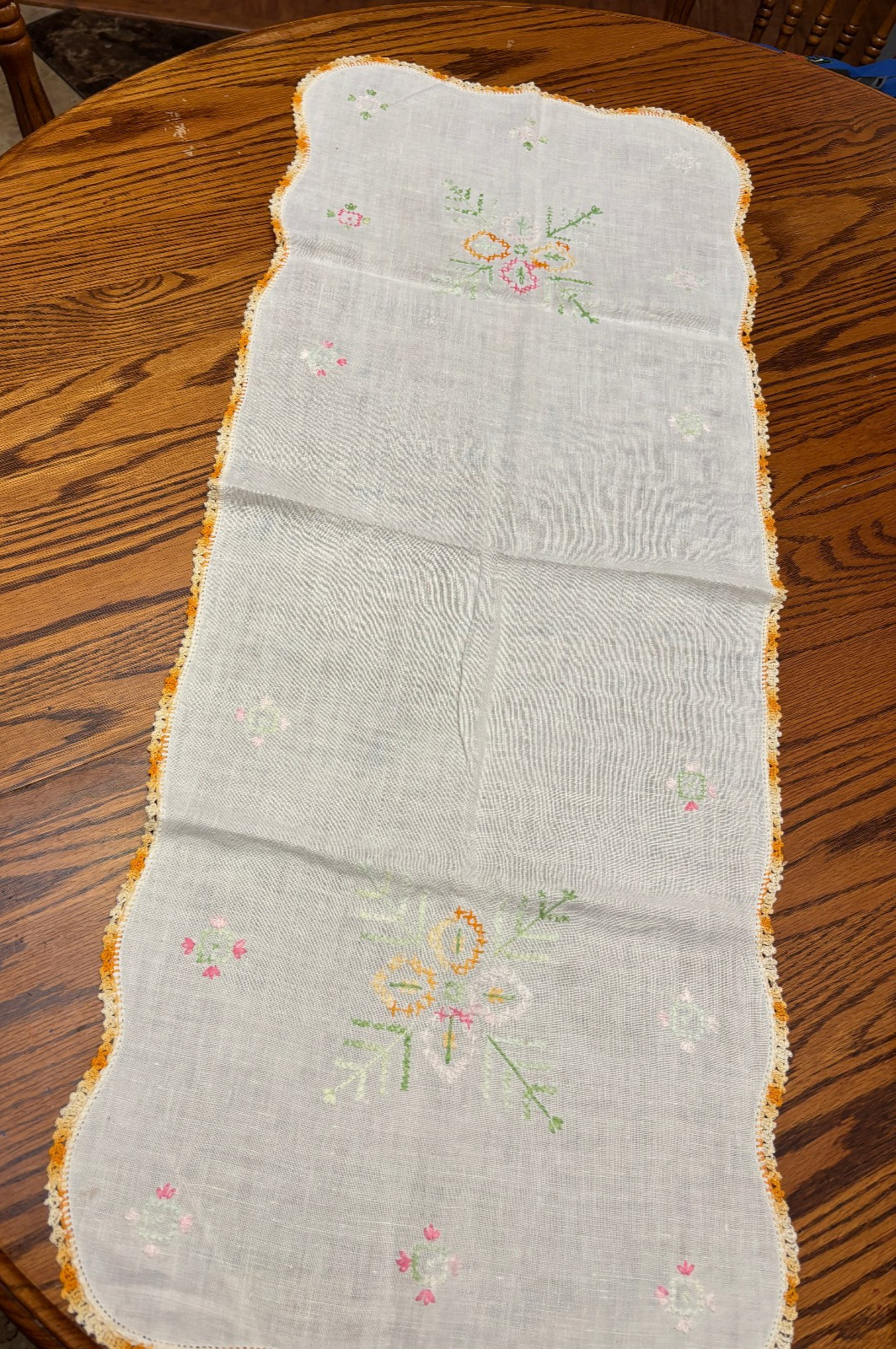 Vtg Handmade Embroidered Table Runner 16x39\