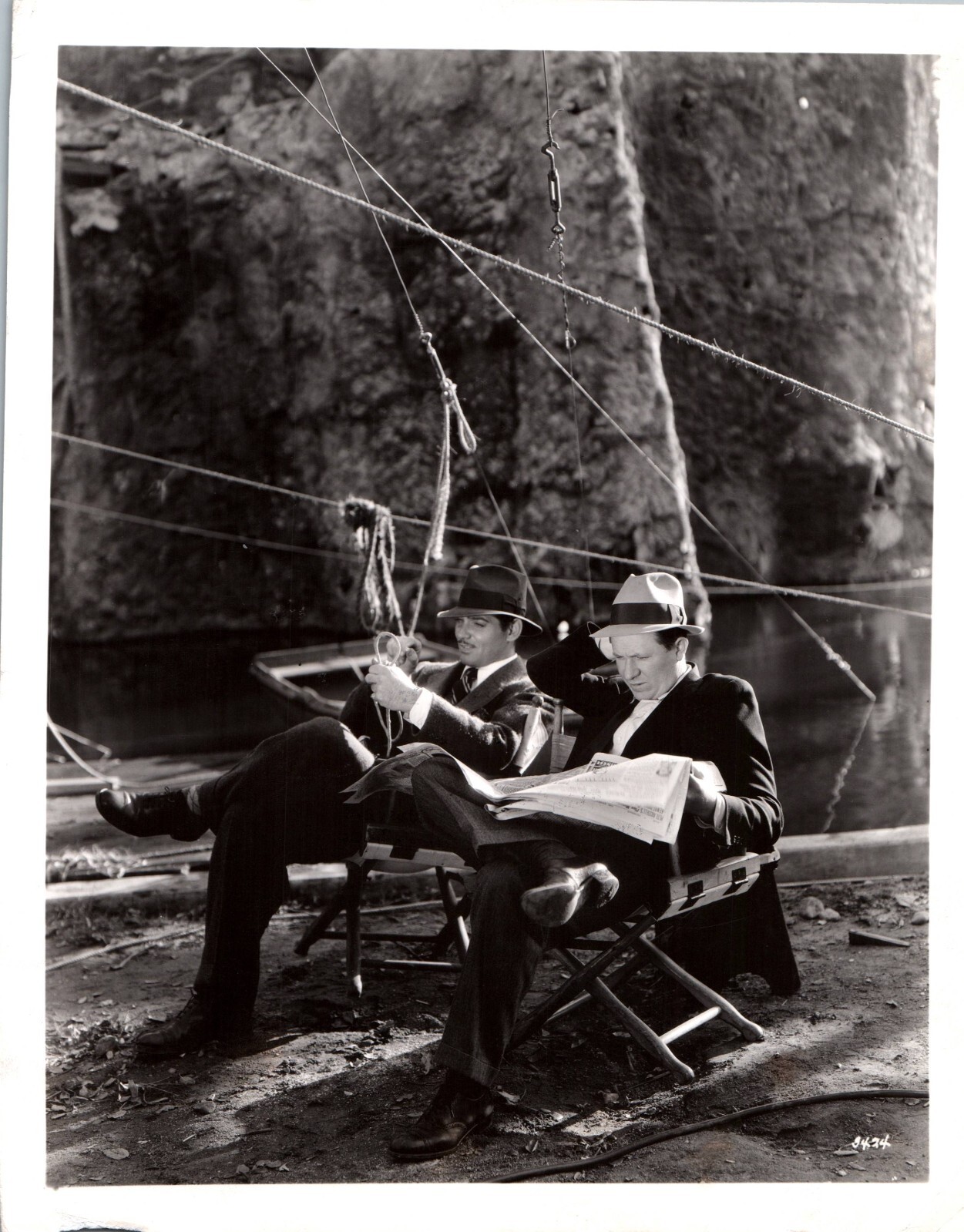 1935 HOLLYWOOD CLARK GABLE + STUART ERWIN BEHIND SCENES RELAX ORIG Photo J 33