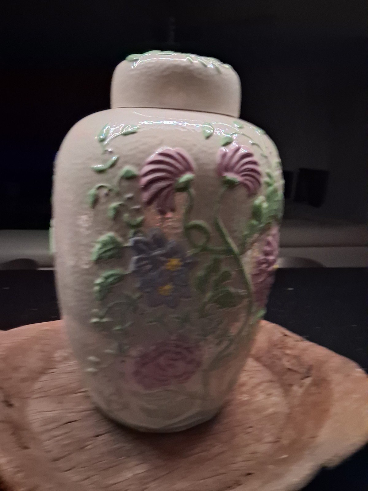 Vtg 1978 Arnels Ceramic Ginger Jar Urn Lid Raised 3D Floral Vase Cream Crackle