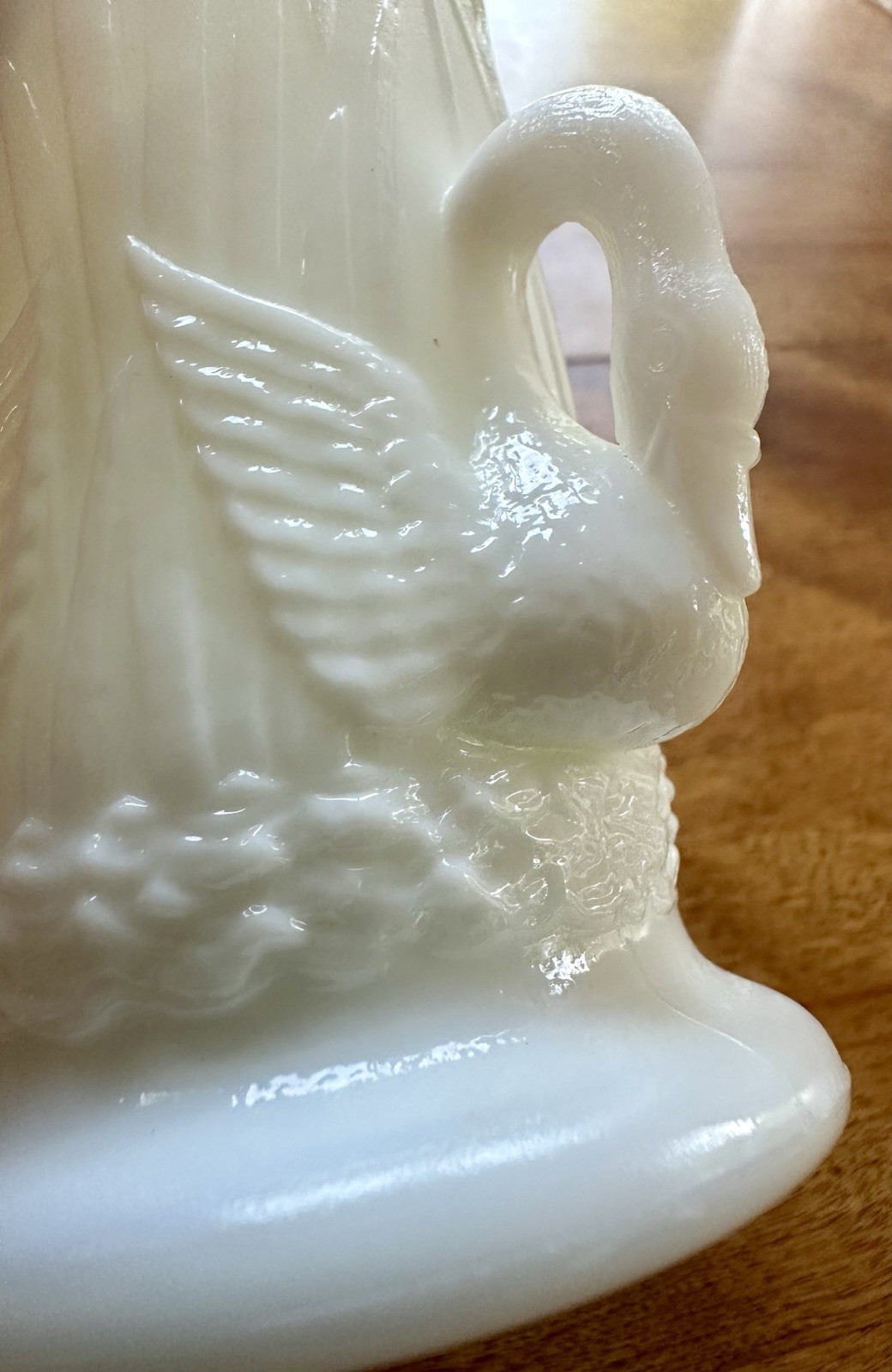 Vintage 6.5” Westmoreland Swan / Cat Tails Milk Glass Vase