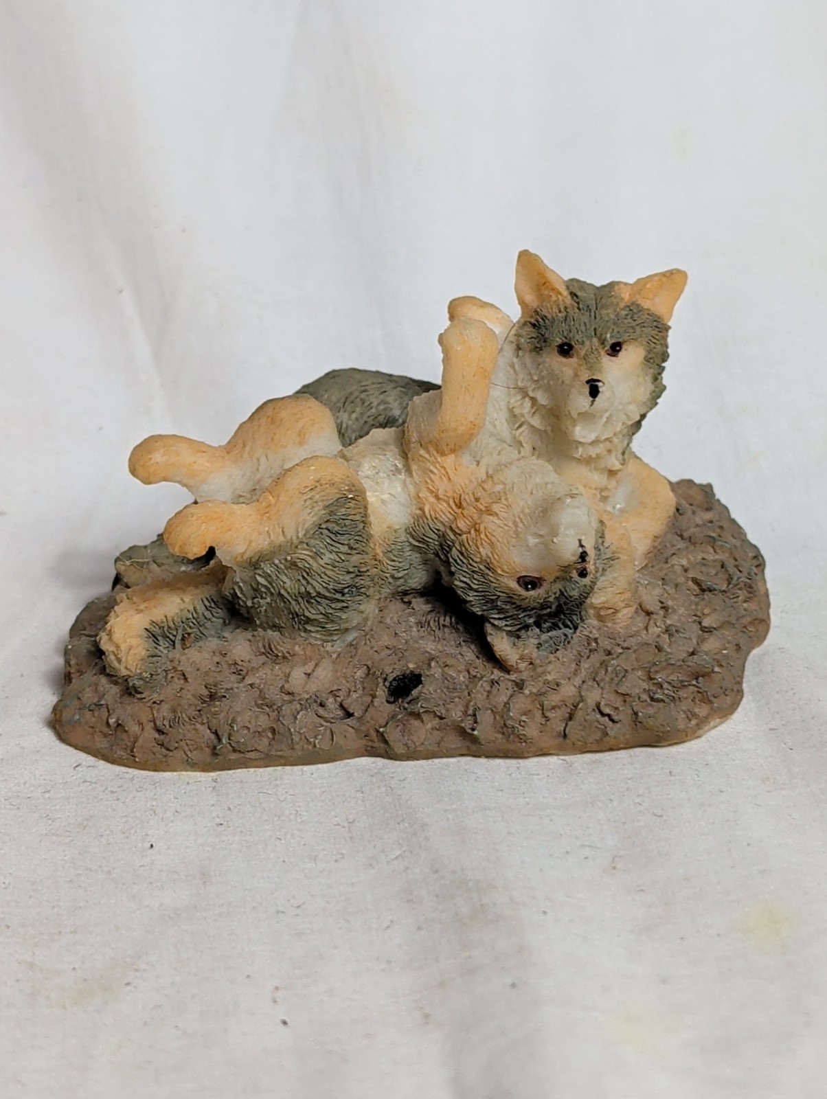 Youngs 1997 2 Wolves Figurine Resin Vintage 2 3/4\
