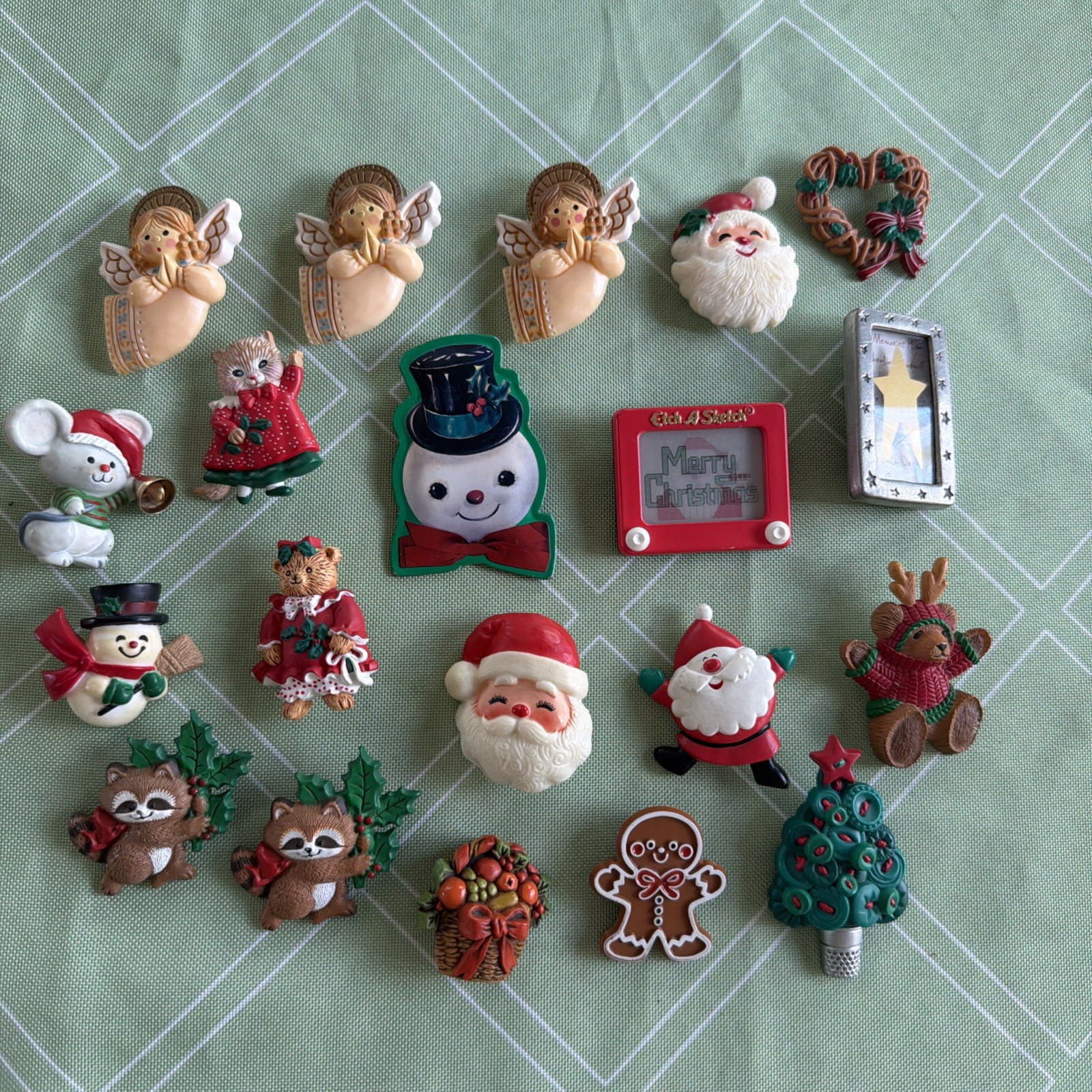 Lot Of 20 Vintage-Now Hallmark Holiday Pins Christmas Lot Of 20 Vintage-Now Hallmark Holiday Pins Christmas