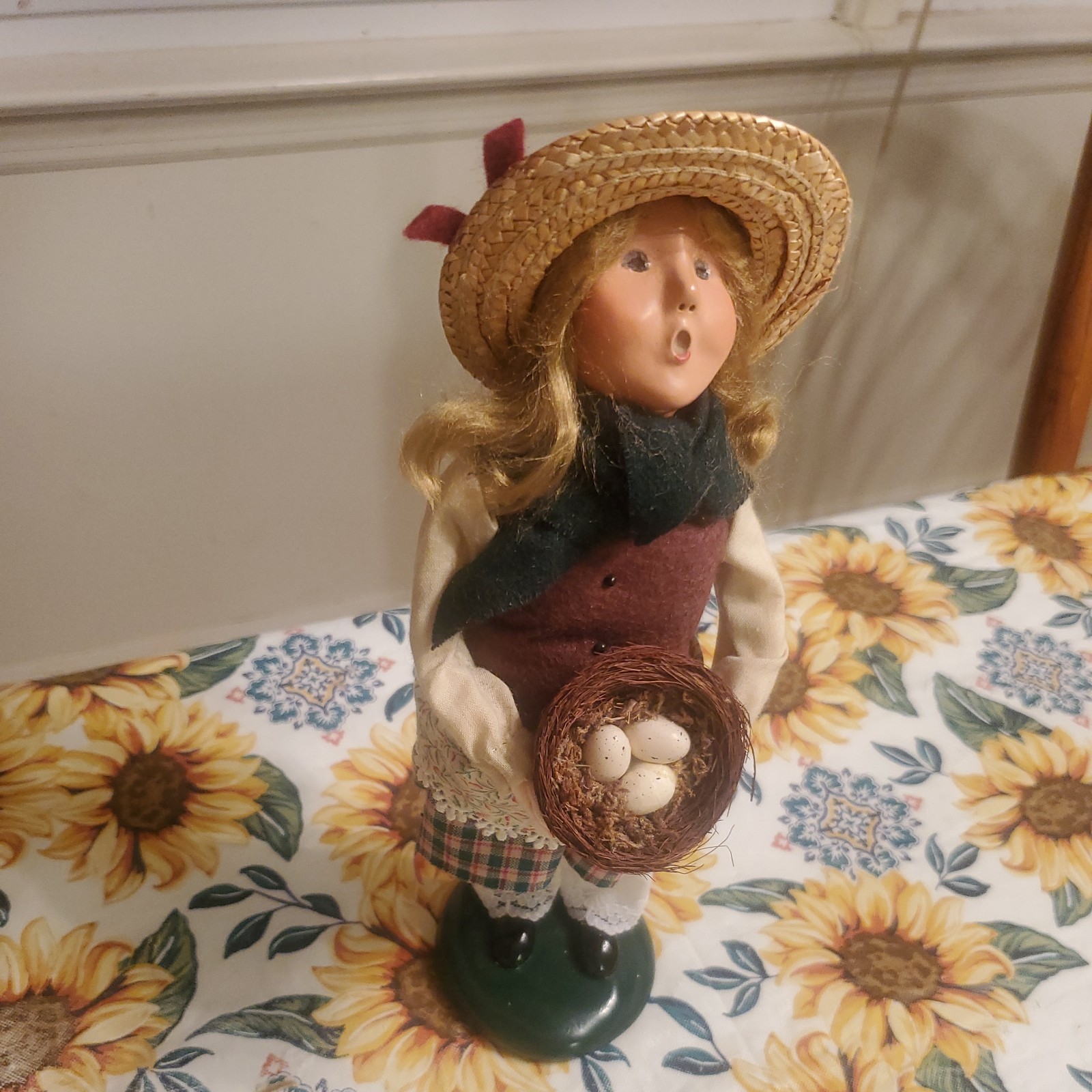 Byers Choice Carolers 2009  Farm Girl with Nest of 3 Eggs & Straw Hat Xmas UEC