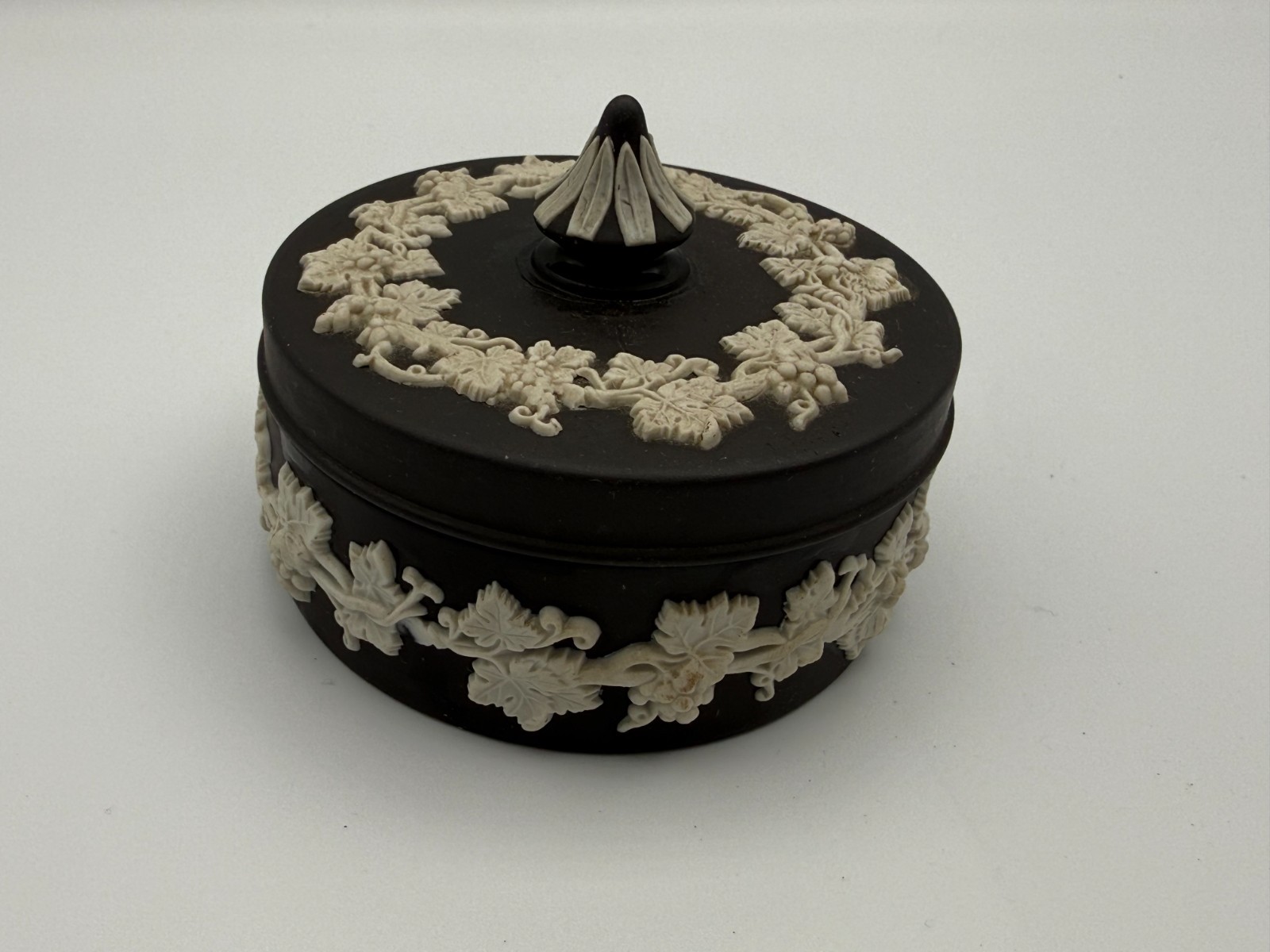 Vtg 1957 Wedgwood Black Jasperware Round Trinket Box Grapevine Garland Relief