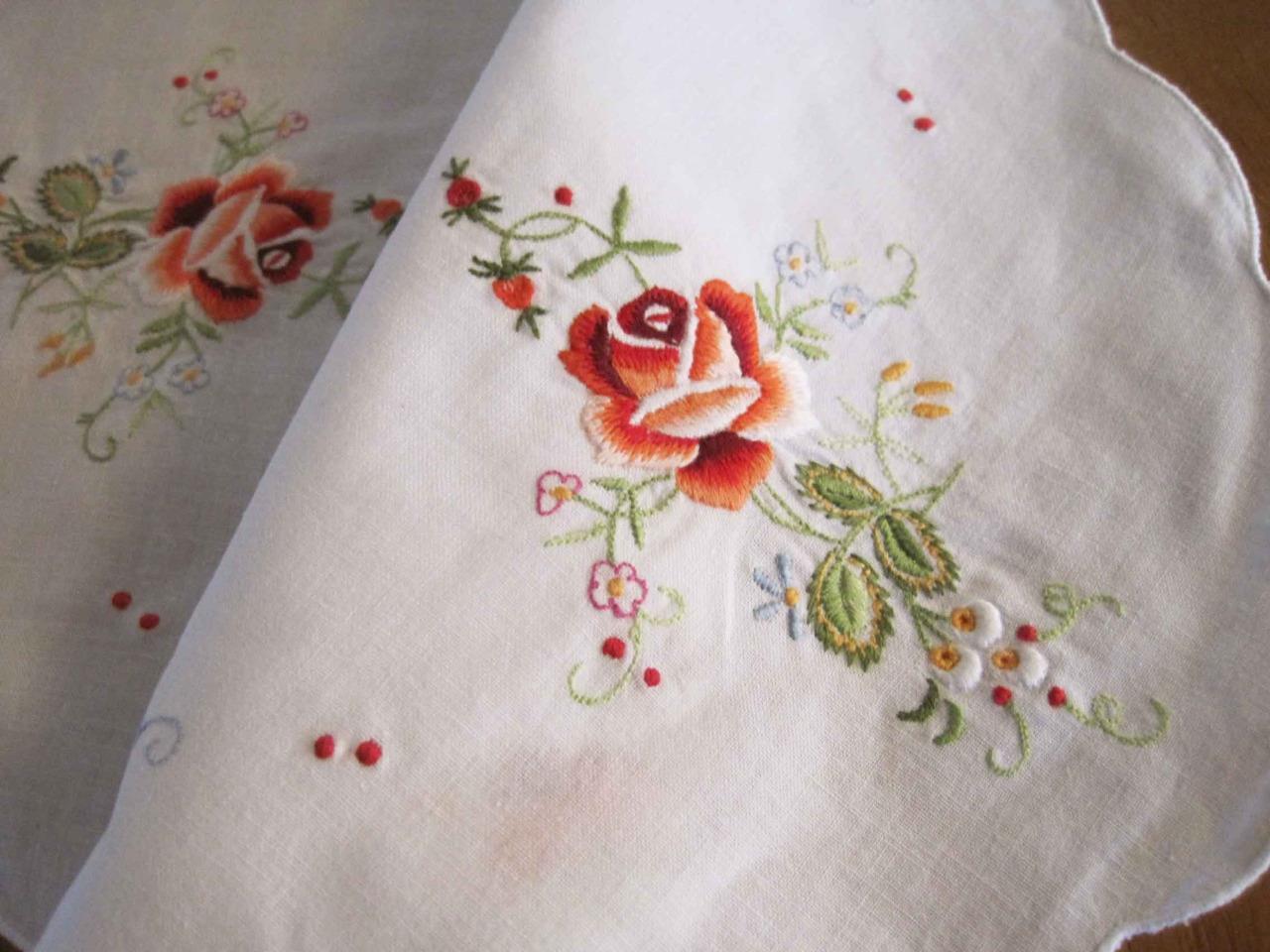 Vintage Style Beautiful Red Rose Embroidery Oval Cotton Table Topper Placemat
