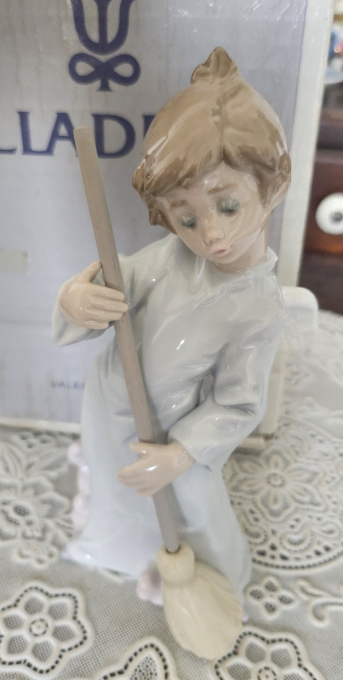 VINTAGE Lladro Porcelain Figurine Sweep Away the Clouds #5726 w/ Box, Spain