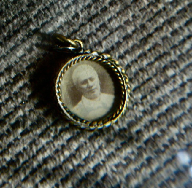 Estate Sale Find, 1907 picture/micro mosiac Sainit Pope Pius X medal