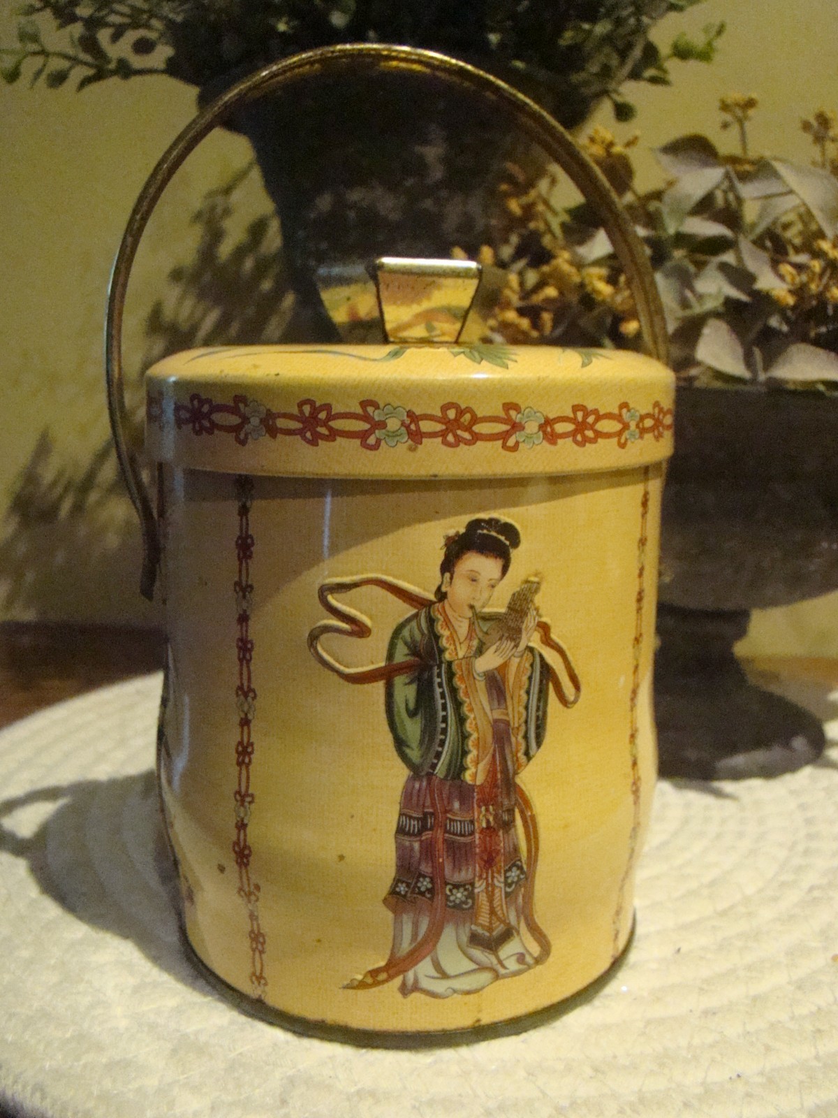 VINTAGE MURRAY ALLEN   England Asian design Candy TIN 1960's W/ Lid Handle