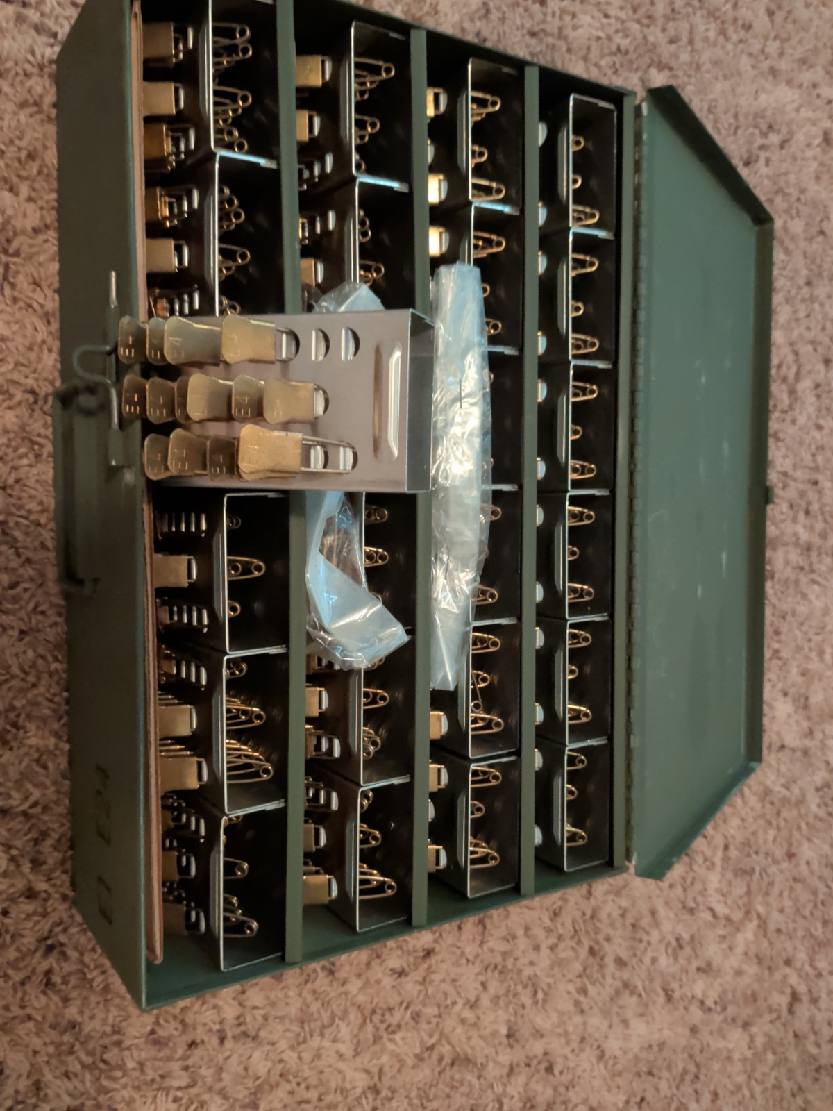VINTAGE LAUNDRY PINS IN STEEL BOX APPROX 370 PC PERFECT CONDITION STAMPED