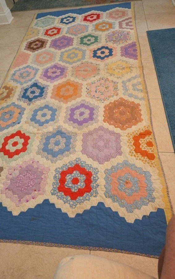 Antique Hand Stitched Grandmothers Flower Garden Quilt 44\ Antique Hand Stitched Grandmothers Flower Garden Quilt 44\