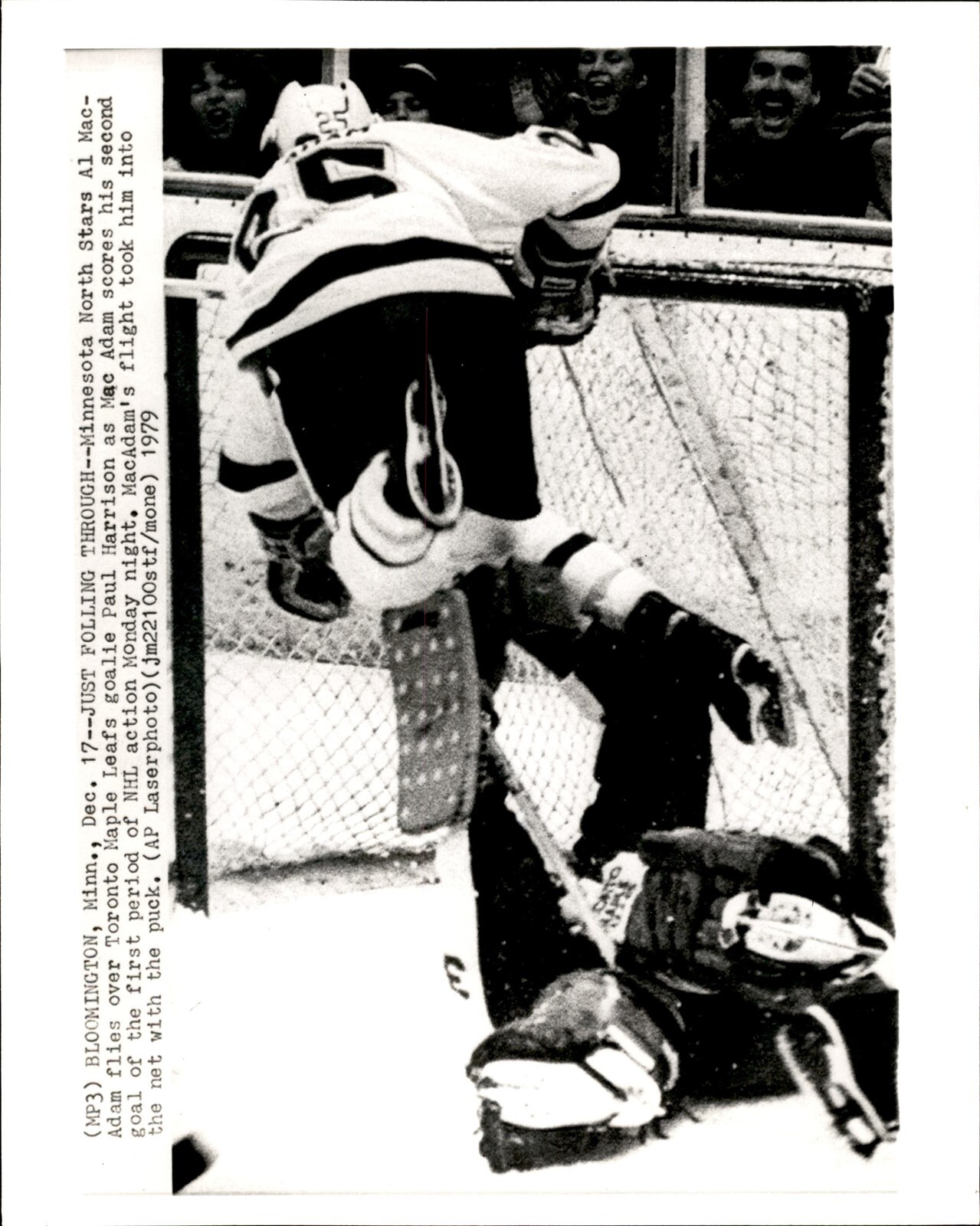 CGE9 1979 Wire Photo NORTH STARS AL MACADAM vs MAPLE LEAFS GOALIE PAUL HARRISON